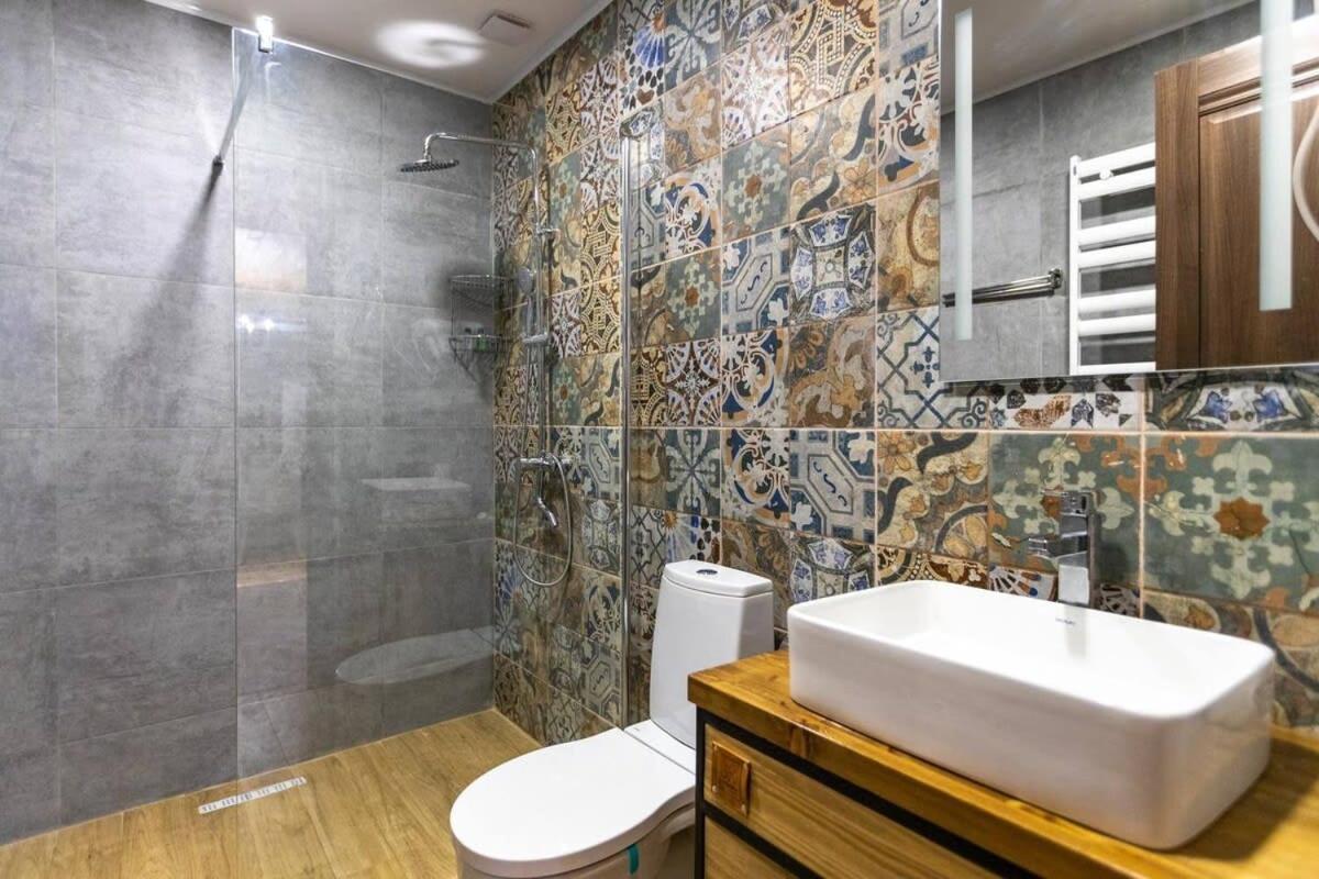 3Br Apt W Huge Terrace & Magnificent Views Tbilisi Buitenkant foto